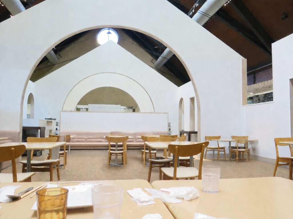 「えれなごっそ」の白を基調とした高いアーチ状の天井が広がるモダンな店内。清潔感のある広々とした空間で、ブランチの快適な実行環境を提示。
