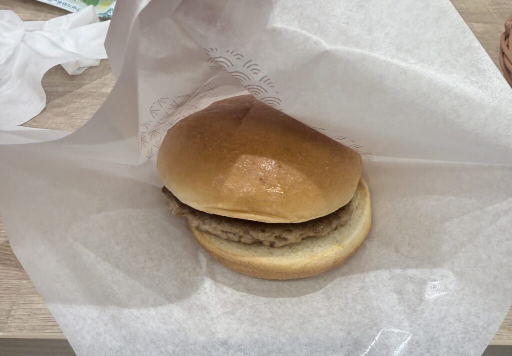 包装紙に包まれた、出来立てでボリュームのあるモスバーガー。1日の全タスクを終えた後の、エネルギー補給とシャットダウンのための最終プロトコル。