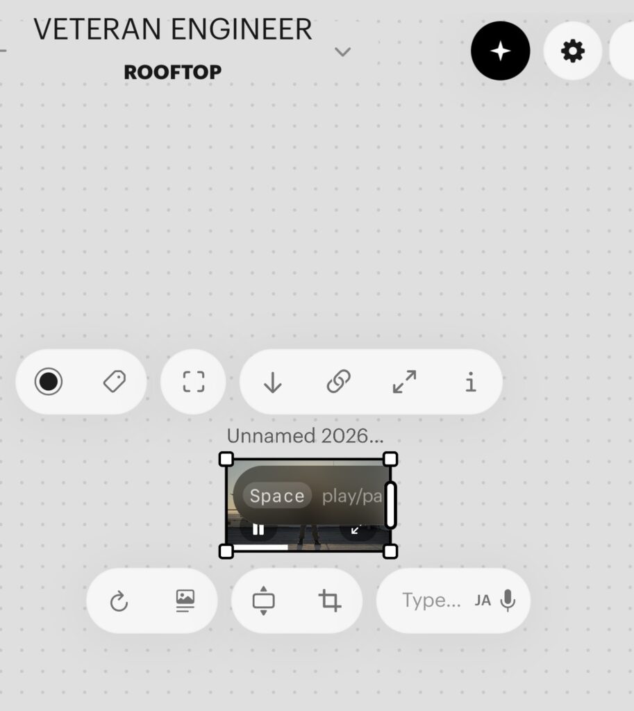 Luma Dream Machineの動画プレビュー画面。上部に「VETERAN ENGINEER ROOFTOP」のプロジェクト名。中央には生成された動画のサムネイルがあり、その周囲にダウンロード、リンク、拡大などの操作アイコンが配置されているスマートフォン画面のスクリーンショット。